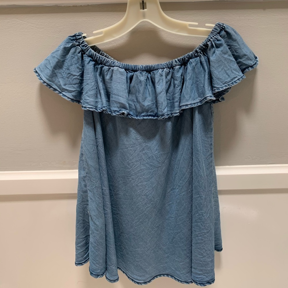 Woman’s off-the-should denim shirt